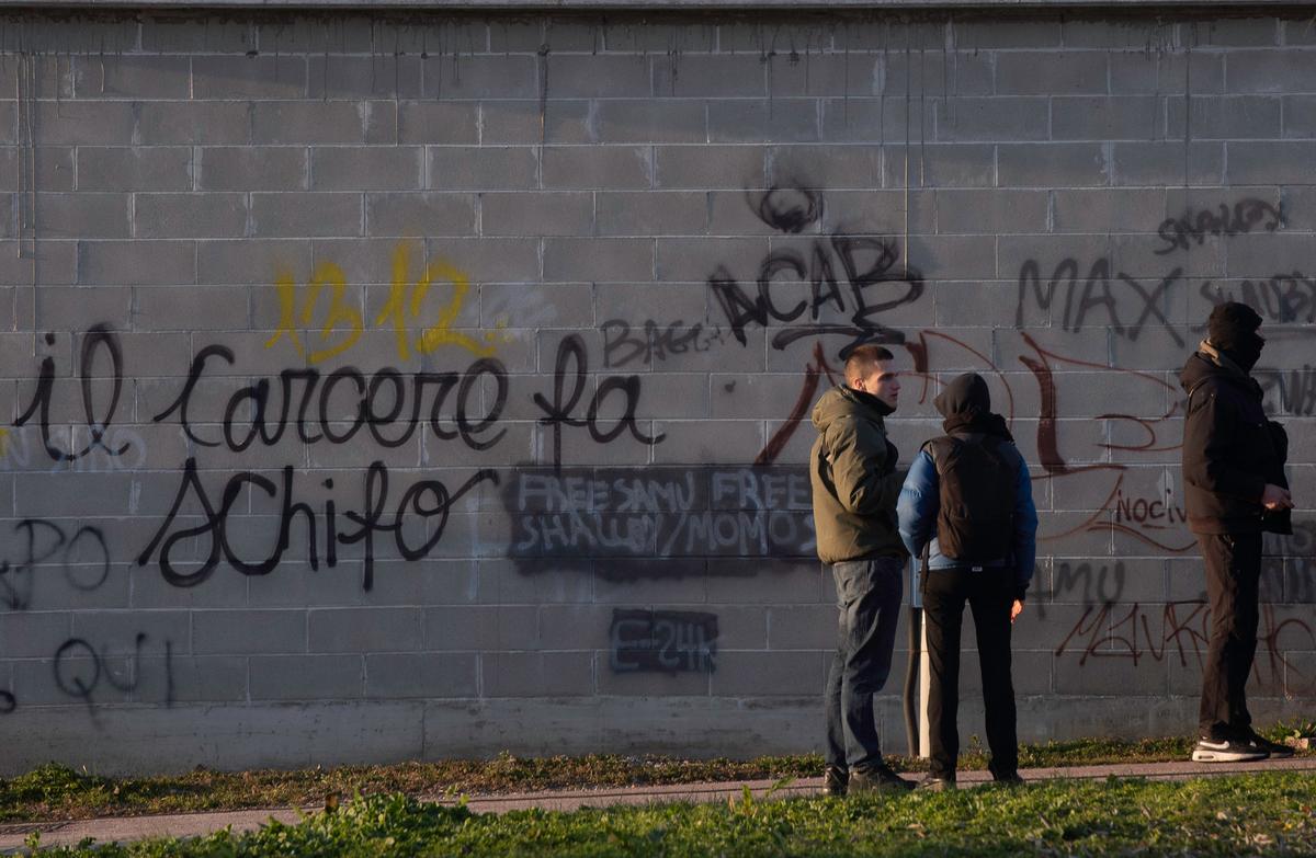 Violenza gratuita nel carcere Beccaria, massacrato da 10 guardie perché chiede un calmante: “Frocio di m***a” Violenza gratuita nel carcere Beccaria, massacrato da 10 guardie perché chiede un calmante: “Frocio di m***a”
