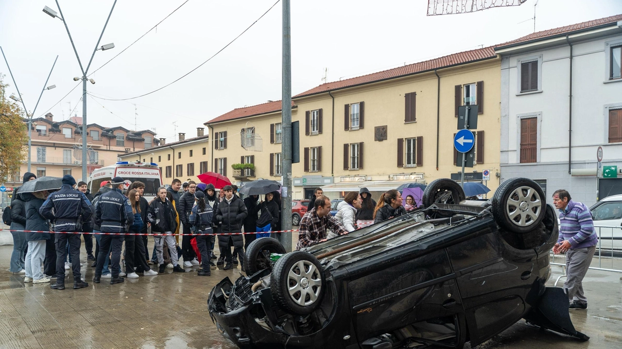Una giornata dedicata alla sicurezza per gli studenti a Cinisello Balsamo, con installazioni di scenari per sensibilizzare sui pericoli quotidiani. Iniziativa promossa dalla polizia locale e associazioni locali. Una giornata dedicata alla sicurezza per gli studenti a Cinisello Balsamo, con installazioni di scenari per sensibilizzare sui pericoli quotidiani. Iniziativa promossa dalla polizia locale e associazioni locali.