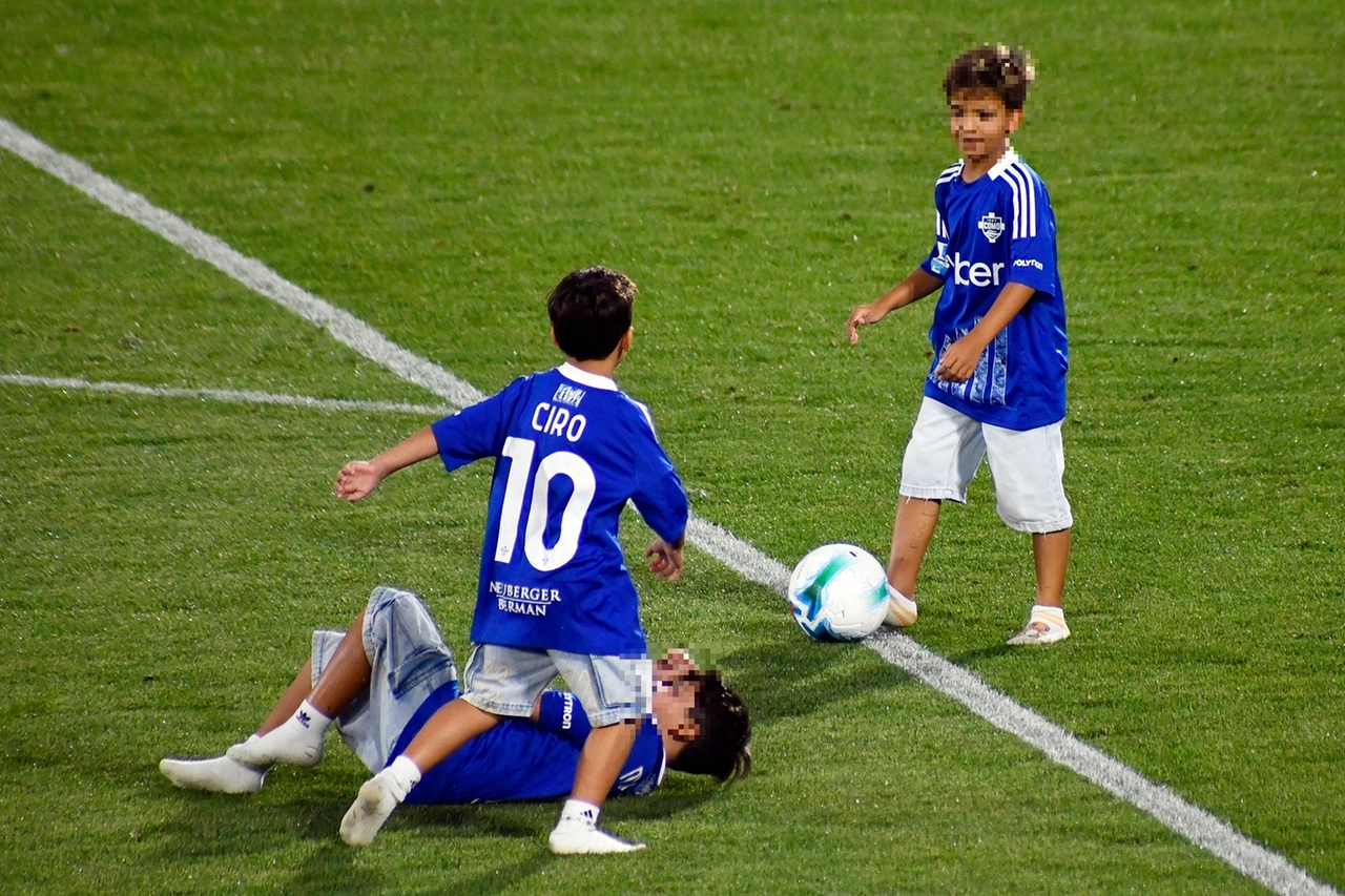 Un'altra divertente "scena di gioco" in campo fra Ciro, Mateo Messi e Leonardo Fabregas