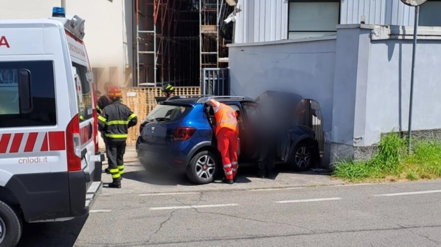 L'auto con a bordo le donne si è schiantata contro un muro. Foto dei Vigili del Fuoco L'auto con a bordo le donne si è schiantata contro un muro. Foto dei Vigili del Fuoco