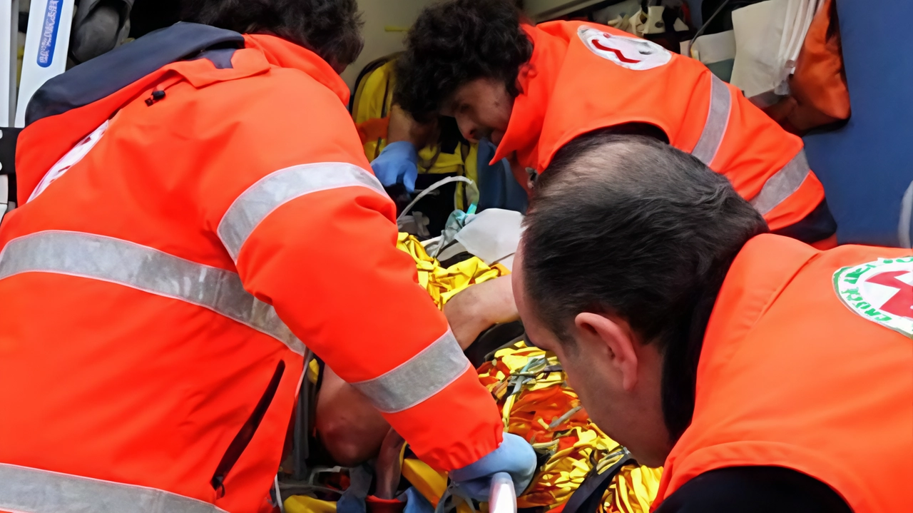 Grave incidente stradale ieri mattina ad Arsago Seprio, in via Roma, il rettilineo che collega con Casorate Sempione, un ragazzo... Grave incidente stradale ieri mattina ad Arsago Seprio, in via Roma, il rettilineo che collega con Casorate Sempione, un ragazzo...