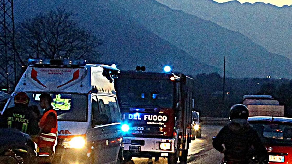 incidente a piateda tragedia sfiorata sulla ss 38 quattro giovani salvi per miracolo