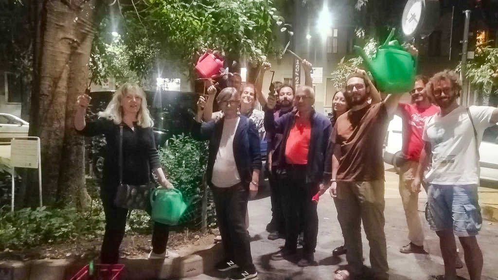 Da trent’anni Mercedes Mas Solè semina piante e fiori in città e nell’hinterland "Un atto politico non violento per riappropriarci degli spazi urbani. All’inizio ero da sola ora siamo in tanti: le rivoluzioni partono dai piccoli gesti". Da trent’anni Mercedes Mas Solè semina piante e fiori in città e nell’hinterland "Un atto politico non violento per riappropriarci degli spazi urbani. All’inizio ero da sola ora siamo in tanti: le rivoluzioni partono dai piccoli gesti".