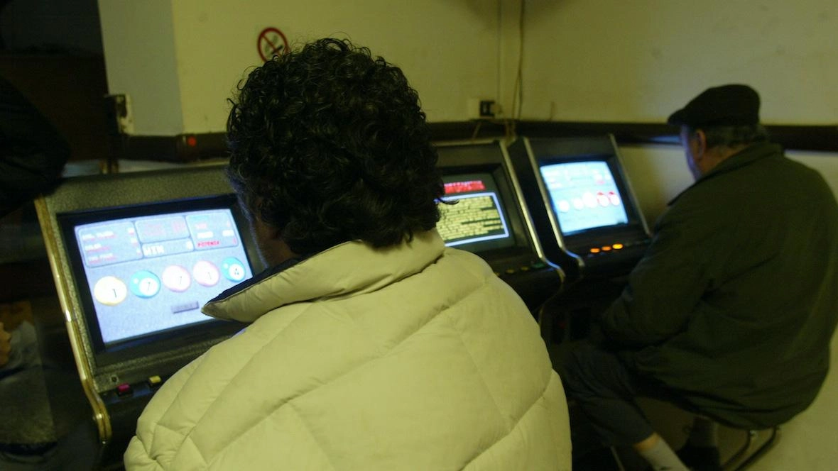 Video poker e una birra di troppo, quasi novemila euro di multe in locali del centro. Costa caro non essere nelle... Video poker e una birra di troppo, quasi novemila euro di multe in locali del centro. Costa caro non essere nelle...