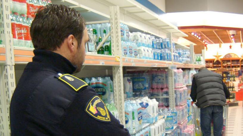 Como, rubano bottiglie d’alcolici e ne scagliano una contro il vigilante che cerca di fermarli Como, rubano bottiglie d’alcolici e ne scagliano una contro il vigilante che cerca di fermarli