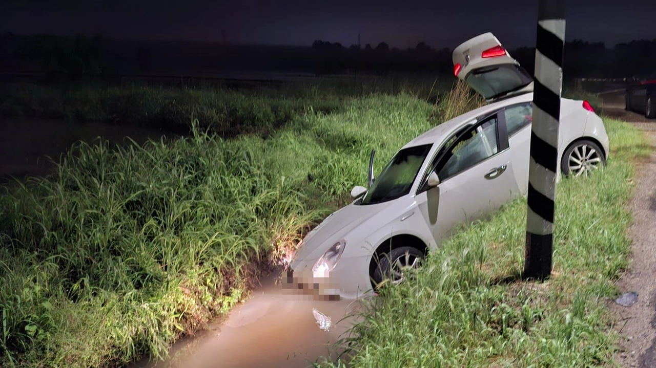 L'auto dei ladri finita in un fosso a Muggiano L'auto dei ladri finita in un fosso a Muggiano