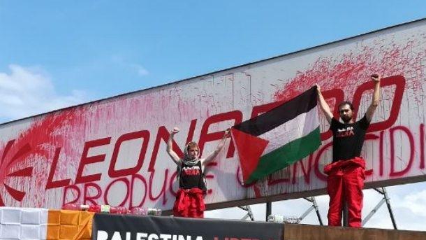 Protesta anti Leonardo. Attivisti salgono sul tetto: "Produce genocidio" Protesta anti Leonardo. Attivisti salgono sul tetto: "Produce genocidio"