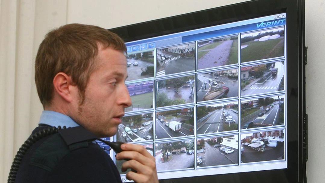 La centrale operativa della polizia locale di Lissone monitora il territorio La centrale operativa della polizia locale di Lissone monitora il territorio