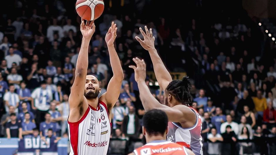 havon Shields, autore di 17 punti nel solo primo quarto: a fine partita lo score è di 26 havon Shields, autore di 17 punti nel solo primo quarto: a fine partita lo score è di 26