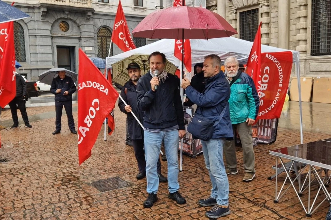 ATM, PRESIDIO DIPENDENTI E COMITATI DAVANTI AL COMUNE (FOTO 3)