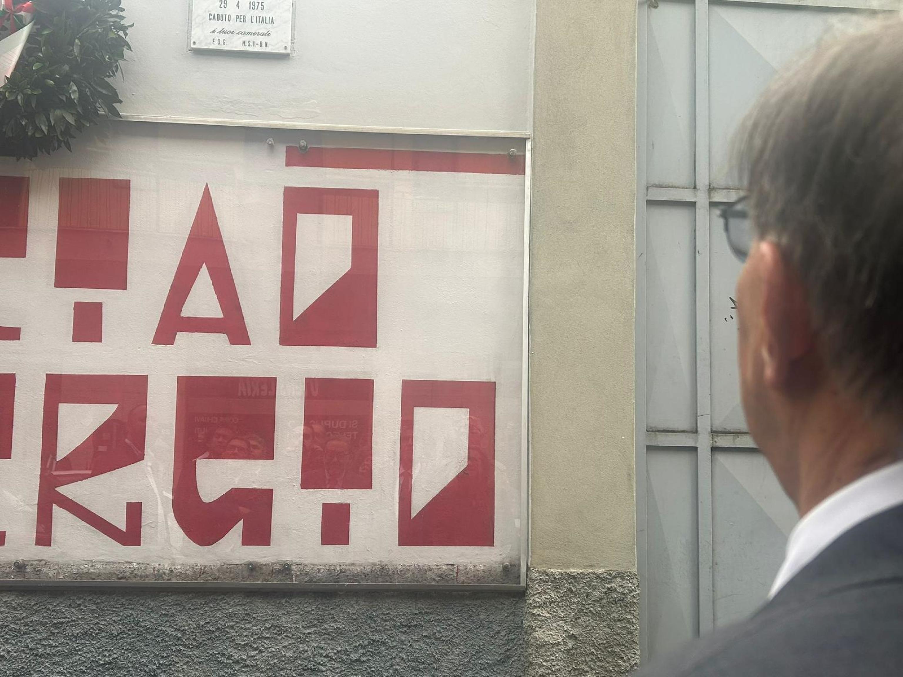 Milano, La Russa depone una nuova corona per Sergio Ramelli Milano, La Russa depone una nuova corona per Sergio Ramelli
