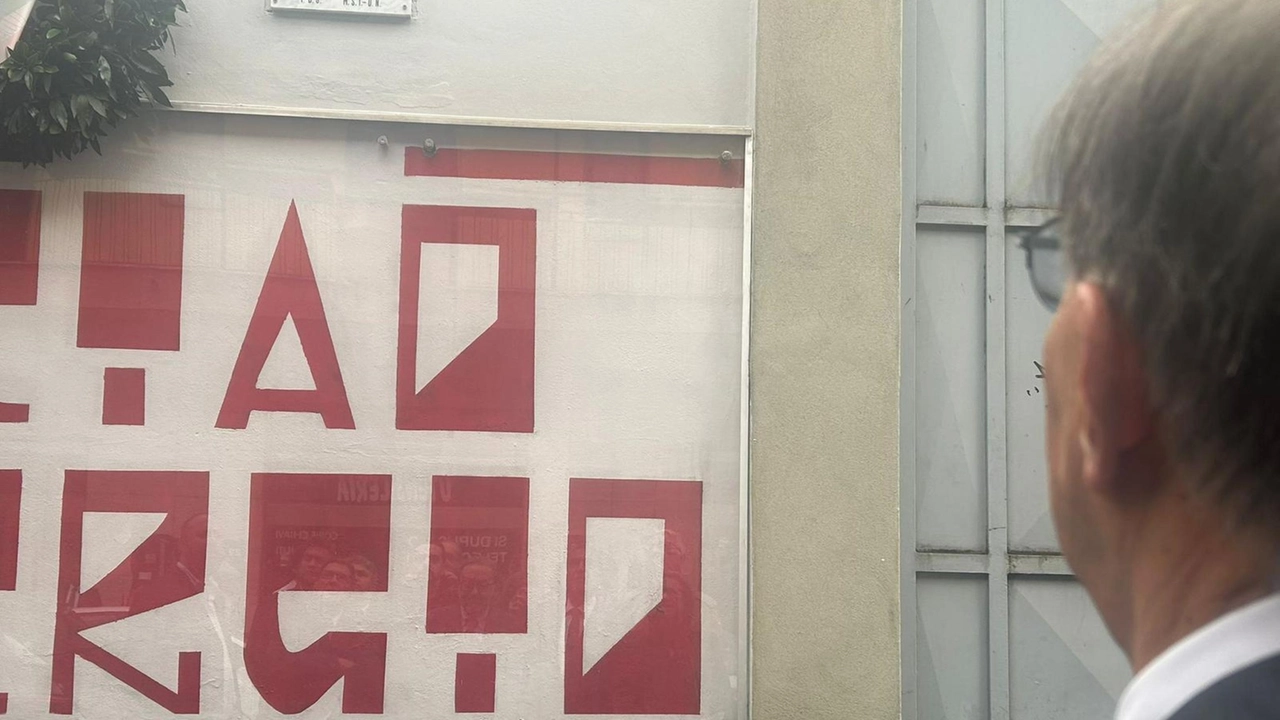 Il presidente del Senato Ignazio La Russa davanti alla lapide di Sergio Ramelli, in via Paladini a Milano, dove ha posto una nuova corona commemorativa Il presidente del Senato Ignazio La Russa davanti alla lapide di Sergio Ramelli, in via Paladini a Milano, dove ha posto una nuova corona commemorativa