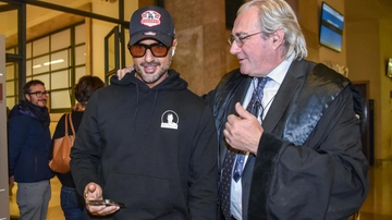 Fabrizio Corona condannato per i danni a un’ambulanza. L’avvocato Chiesa: non è un criminale, è solo un uomo eccentrico