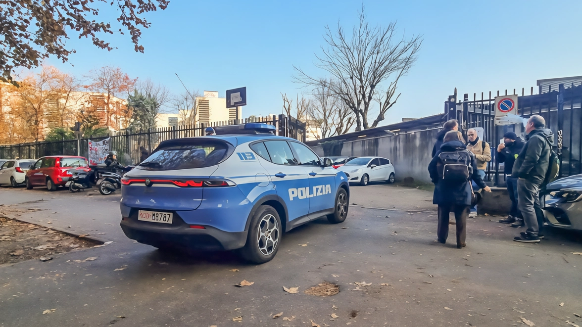 Una Volante della polizia all’ingresso dell’istituto superiore in zona CityLife Una Volante della polizia all’ingresso dell’istituto superiore in zona CityLife