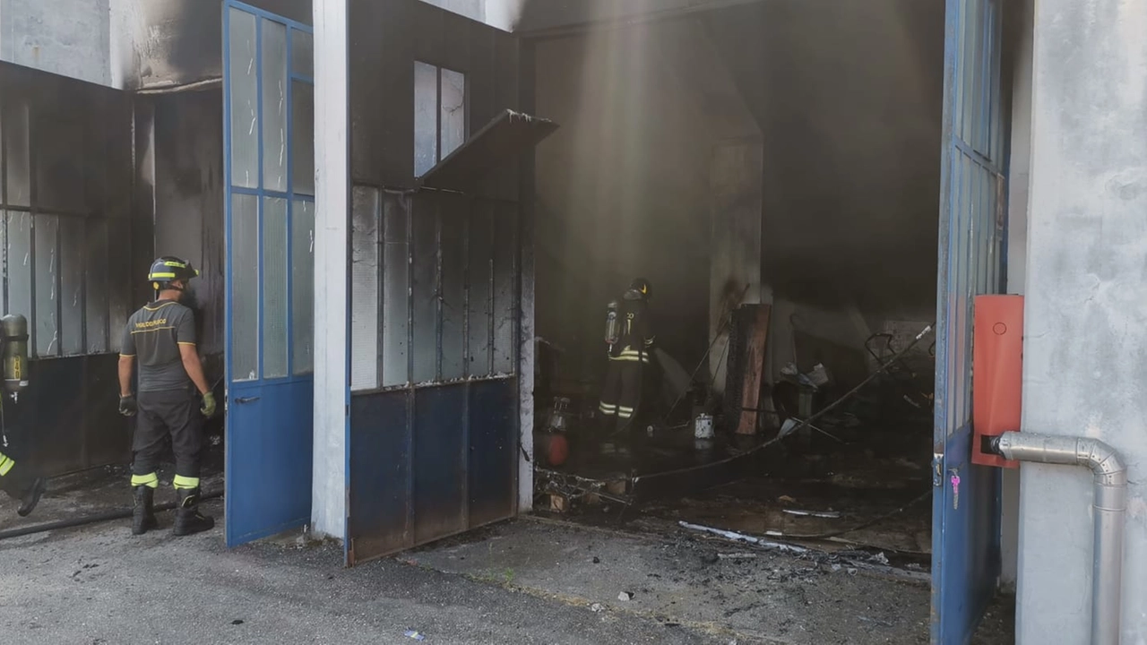 L'interno del deposito attrezzi dello stadio Speroni, annerito dalle fiamme dell'incendio L'interno del deposito attrezzi dello stadio Speroni, annerito dalle fiamme dell'incendio