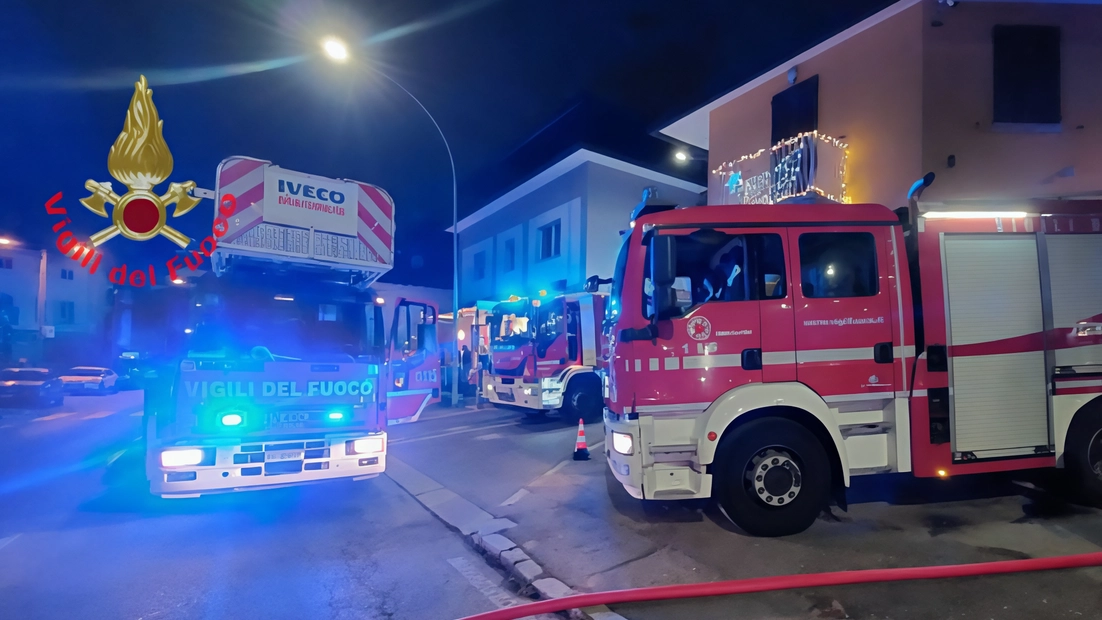 Forse una fuga di gas o un fornelletto malfunzionante all’origine del rogo. Tre in ospedale: il giovane inquilino con mamma e bimba vicine di casa.
