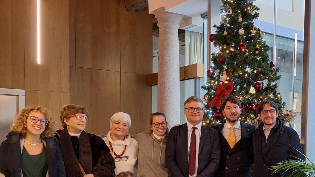 Cuore del progetto l’albero alto 6 metri in piazza Omegna. Sarà acceso il 14 . Cuore del progetto l’albero alto 6 metri in piazza Omegna. Sarà acceso il 14 .