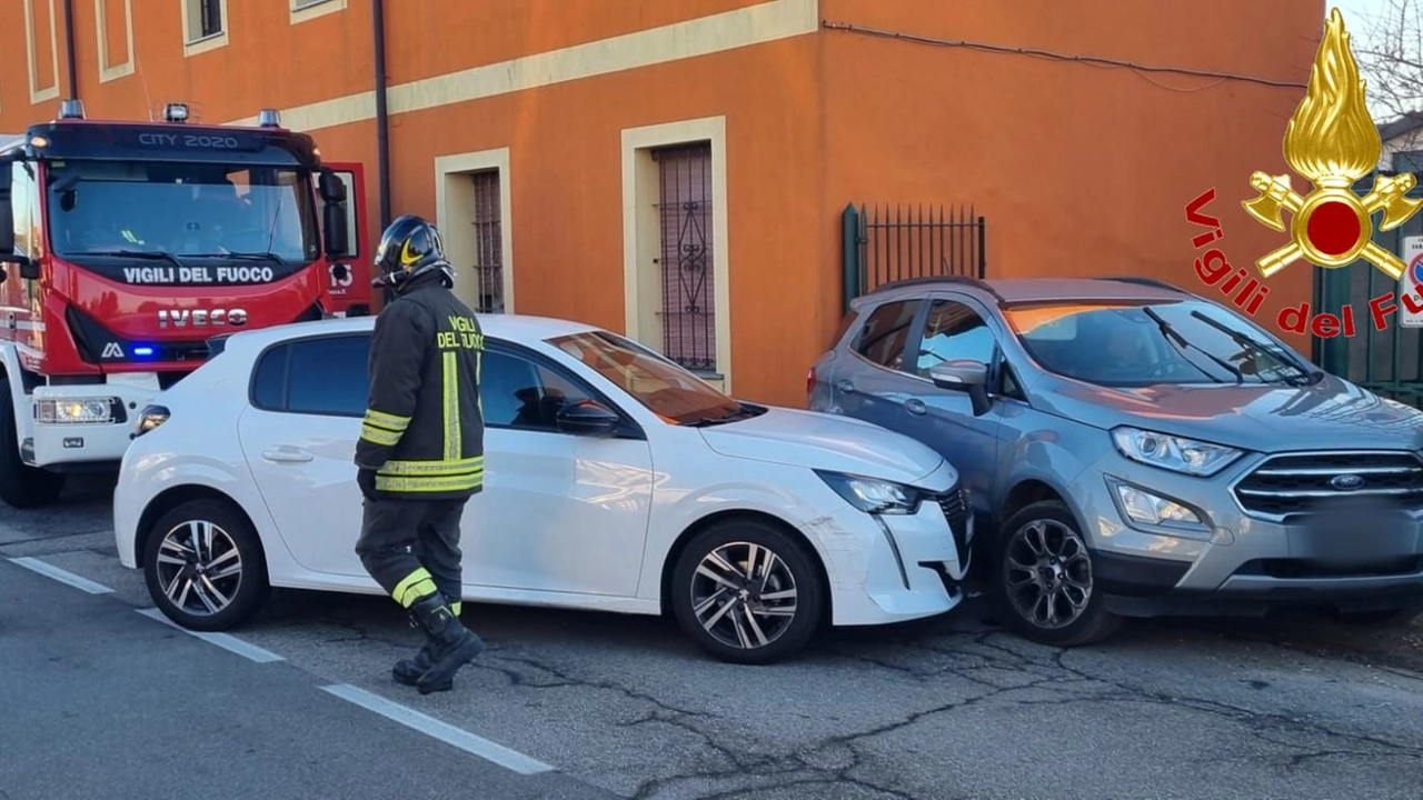 Il luogo dell'incidente a Vanzaghello con l'intervento dei vigili del fuoco Il luogo dell'incidente a Vanzaghello con l'intervento dei vigili del fuoco