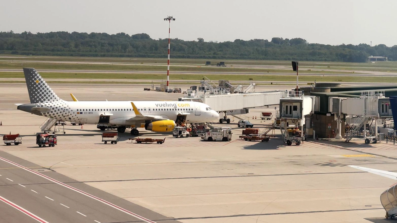 Atterraggio “pesante“ di un Boeing 767. Danni alla parte inferiore della fusoliera