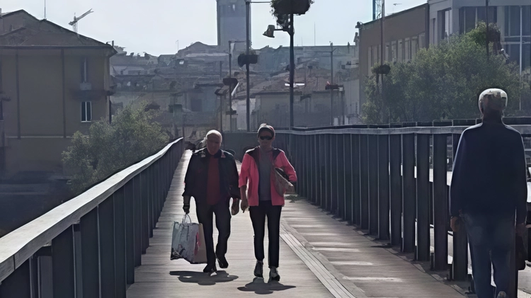 Il fondo. dissestato della parte ciclopedonale del ponte Bonaparte che sovrasta il fiume Adda Il fondo. dissestato della parte ciclopedonale del ponte Bonaparte che sovrasta il fiume Adda