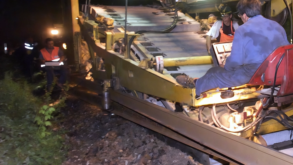 Nel cuore della notte, sui binari della ferrovia adiacenti a via Paisiello, da 20 giorni, vengono effettuati non... Nel cuore della notte, sui binari della ferrovia adiacenti a via Paisiello, da 20 giorni, vengono effettuati non...