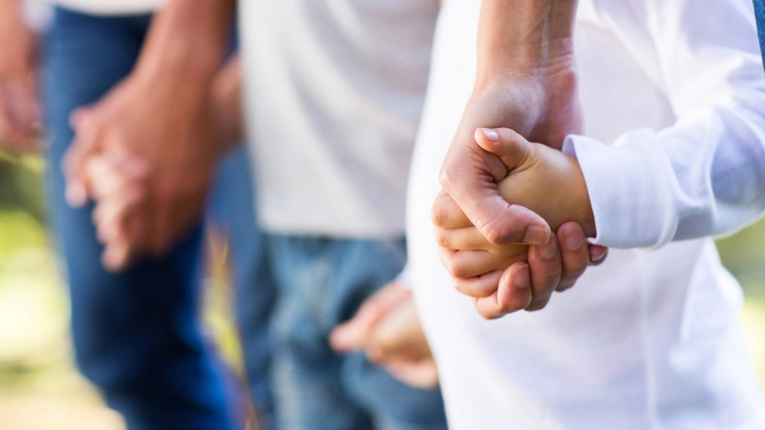Mamma e papà non vogliono separarsi dal piccolo Luca Mamma e papà non vogliono separarsi dal piccolo Luca