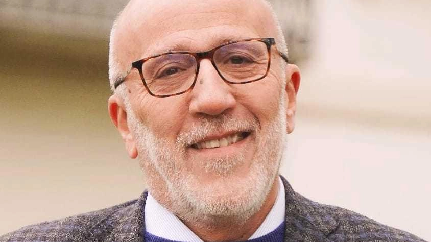 Il dirigente scolastico classe 1958 e padre di quattro figli è il primo a proporsi come sindaco. Un terzo polo civico che potrebbe sparigliare le carte nella città contesa da destra e sinistra. Il dirigente scolastico classe 1958 e padre di quattro figli è il primo a proporsi come sindaco. Un terzo polo civico che potrebbe sparigliare le carte nella città contesa da destra e sinistra.