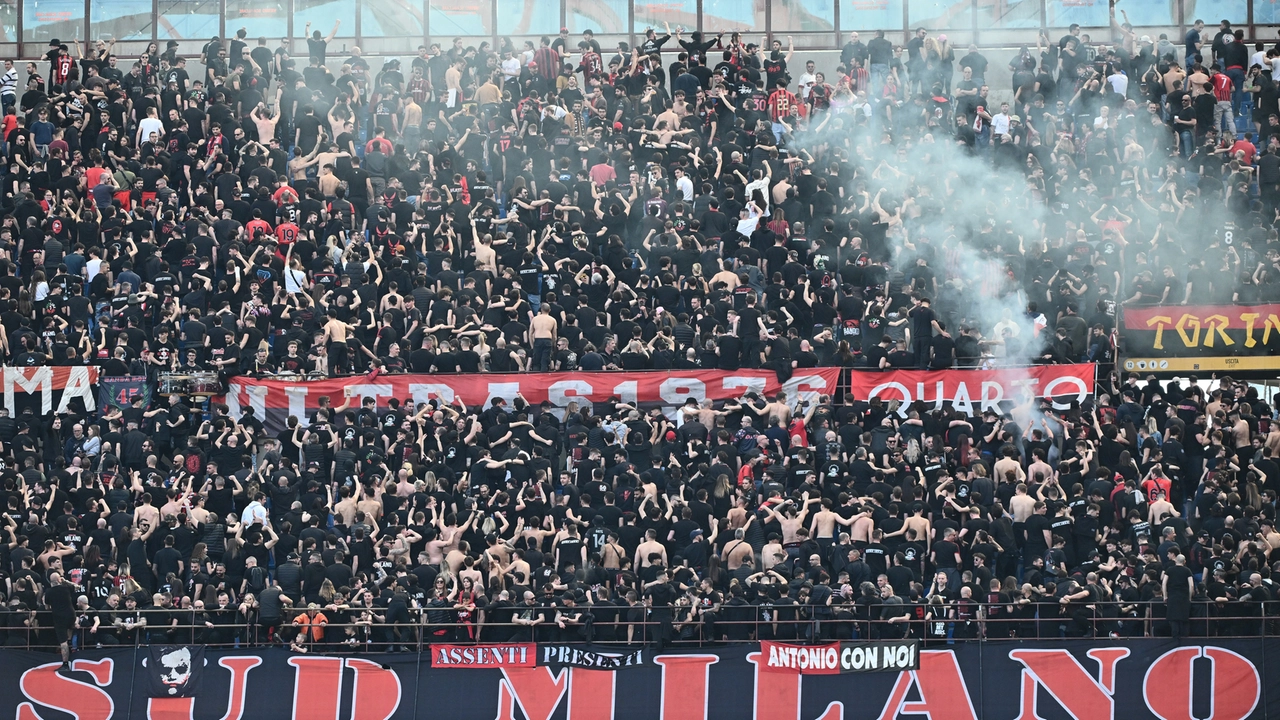 Il tifo della curva sud del Milan prima dei divieti
