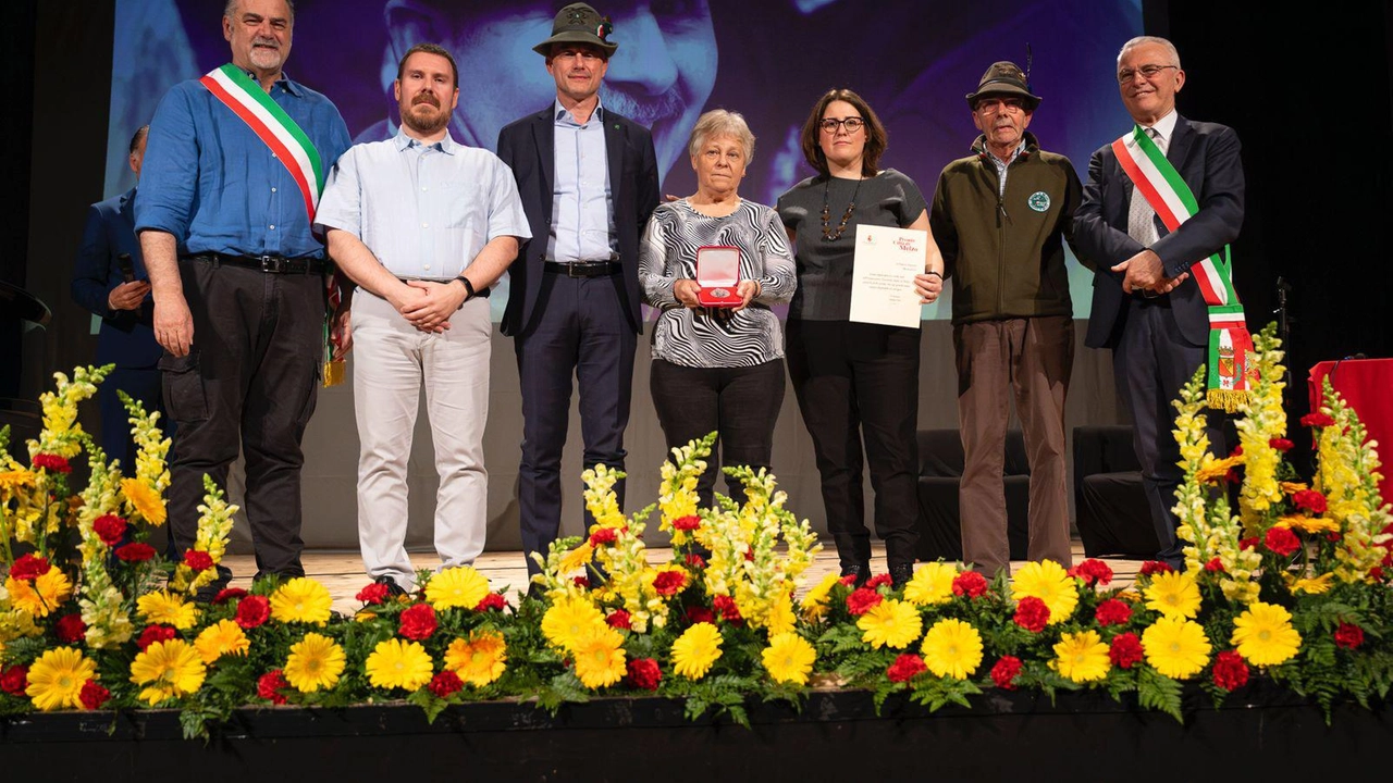 Tutti in piedi sul palco: a Teatro Trivulzio, l’altra sera, la nuova edizione della cerimonia di consegna delle benemerenze civiche.... Tutti in piedi sul palco: a Teatro Trivulzio, l’altra sera, la nuova edizione della cerimonia di consegna delle benemerenze civiche....