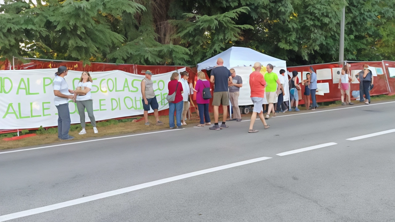 Dal 7 agosto cittadini e volontari del Comitato Salviamo gli alberi presidiano l’area di via Curtatone, ieri il confronto ha subito un’improvvisa e inaspettata accelerazione Dal 7 agosto cittadini e volontari del Comitato Salviamo gli alberi presidiano l’area di via Curtatone, ieri il confronto ha subito un’improvvisa e inaspettata accelerazione