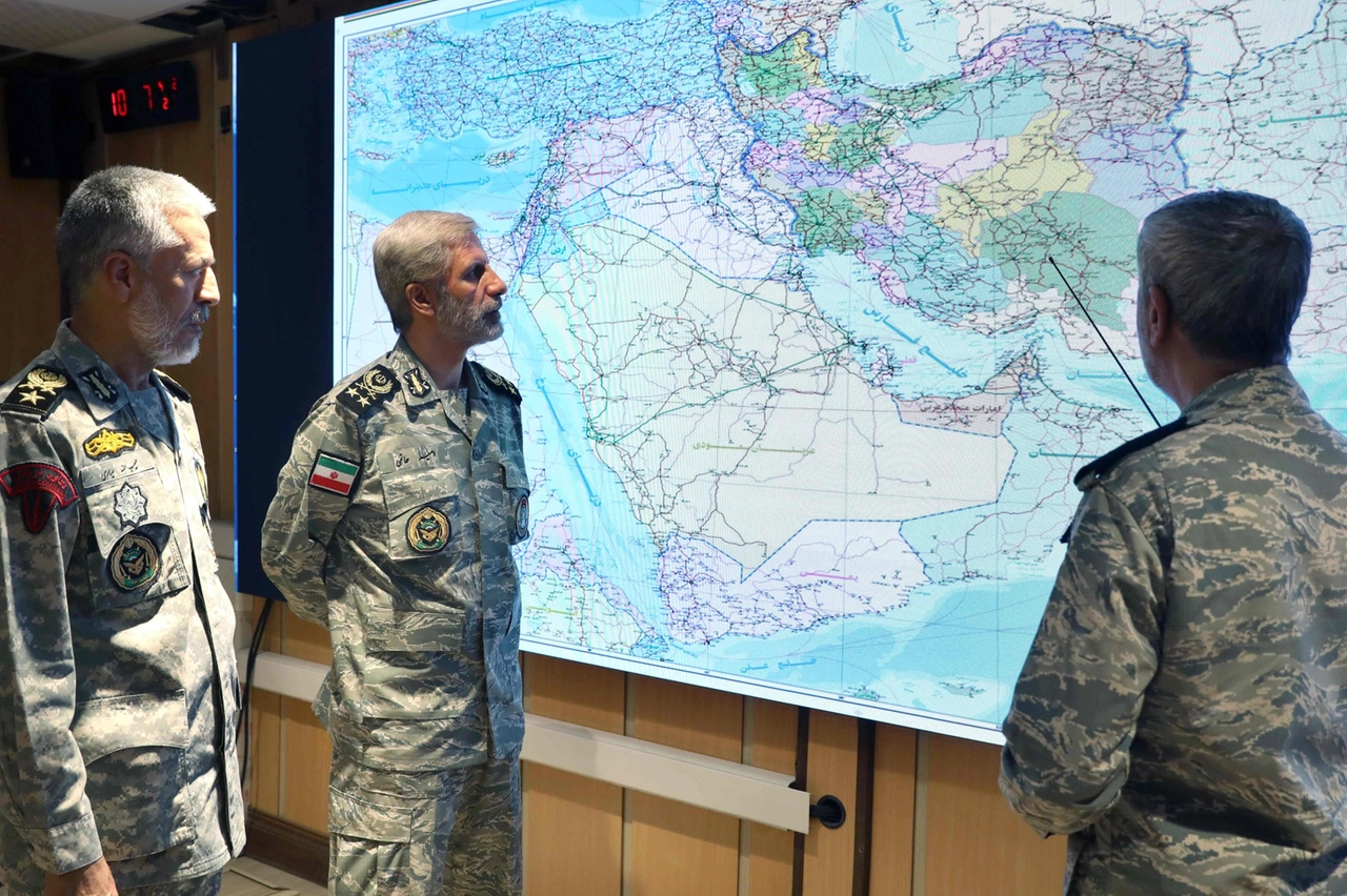Il capo dell'esercito iraniano Amir Hatami (al centro) scruta la cartina degli attacchi prima della riunione con i suoi sull'andamento della guerra