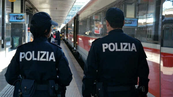 Una pattuglia della polizia durante un servizio di pattugliamento in stazione
