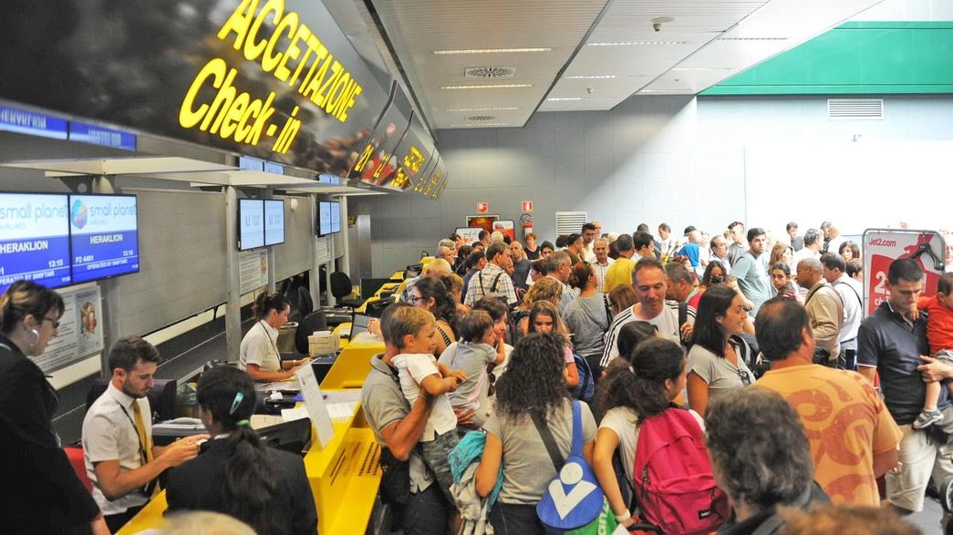 Nuovo caso di violenza contro addetta aeroporto di Orio Bergamo durante incontro sindacale. Sindacati chiedono maggior sicurezza per dipendenti. Nuovo caso di violenza contro addetta aeroporto di Orio Bergamo durante incontro sindacale. Sindacati chiedono maggior sicurezza per dipendenti.