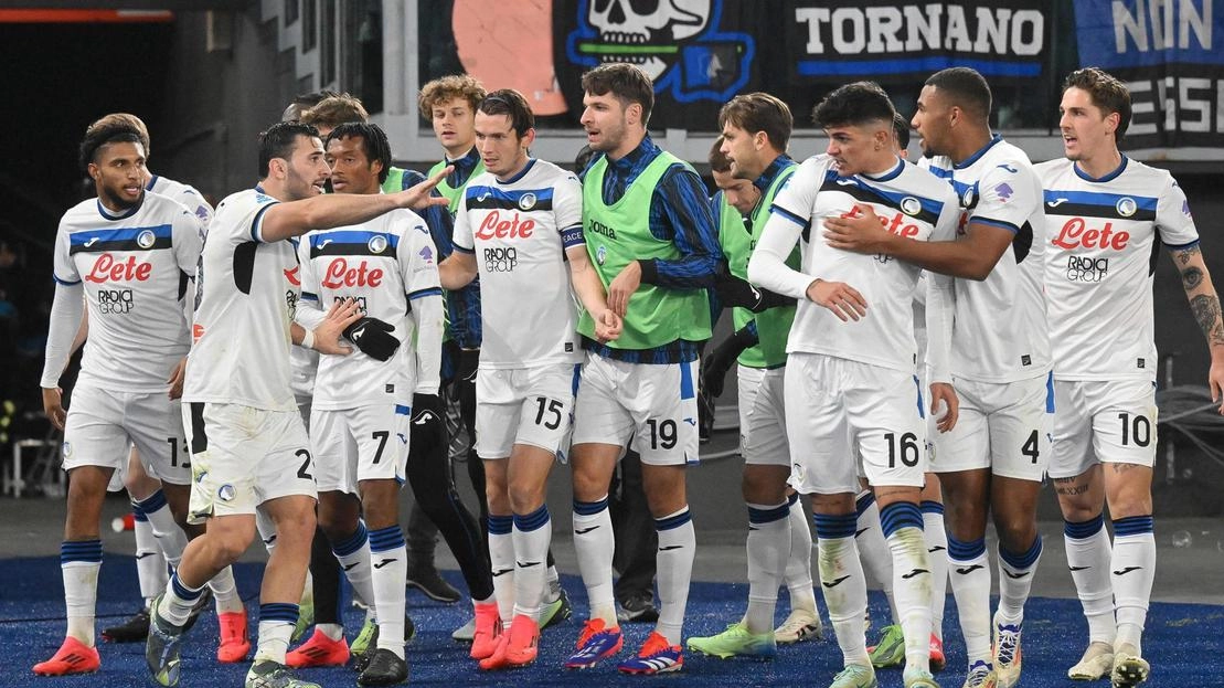 L’esultanza dei giocatori atalantini dopo la rete di De Roon che ha sbloccato il posticipo di ieri sera all’Olimpico contro la Roma