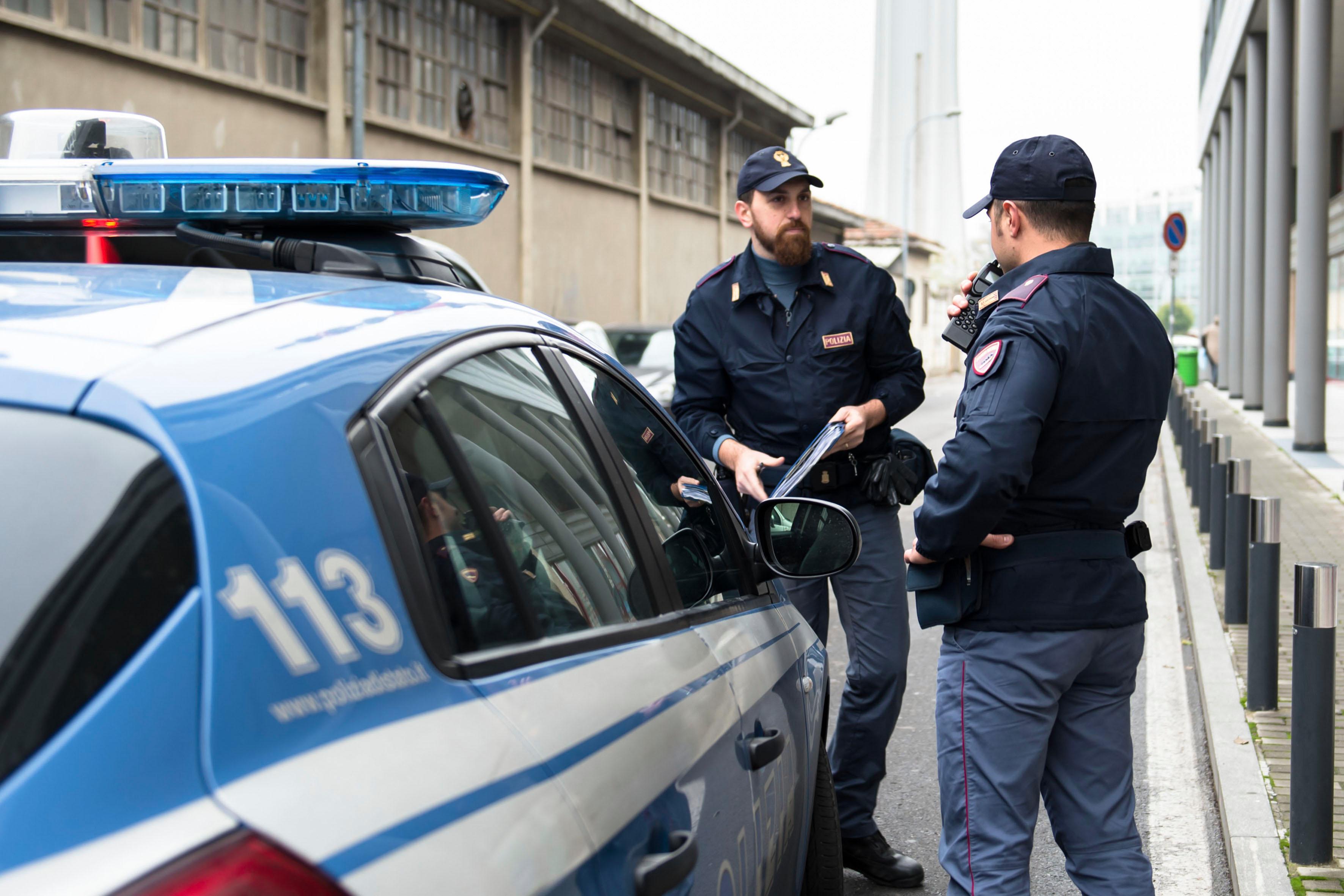 “Hai una sigaretta?” poi la brutale aggressione: 18enne salvata dai passanti. Ventenne arrestato per violenza sessuale a Rho “Hai una sigaretta?” poi la brutale aggressione: 18enne salvata dai passanti. Ventenne arrestato per violenza sessuale a Rho