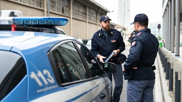 “Hai una sigaretta?” poi la brutale aggressione: 18enne salvata dai passanti. Ventenne arrestato per violenza sessuale a Rho