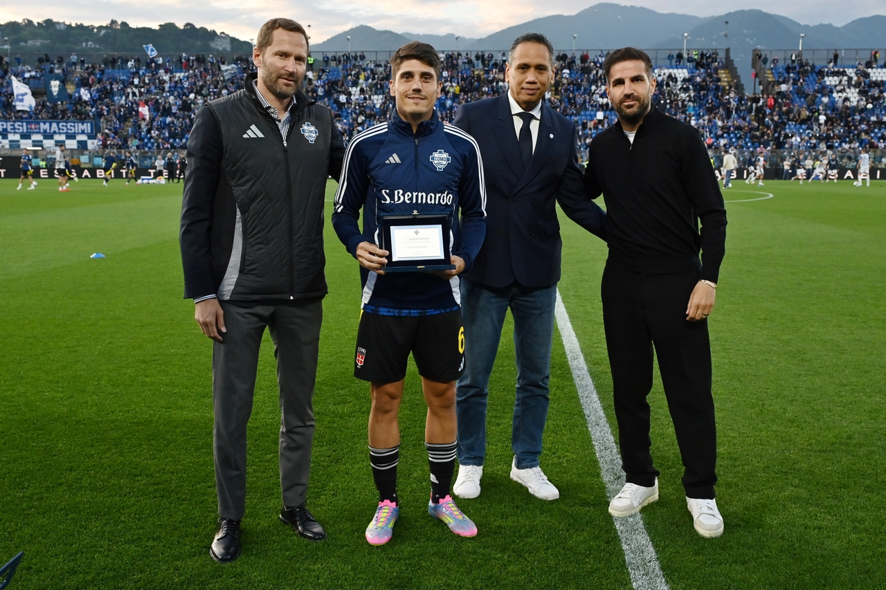 Suwarso e Fabregas con Ludi per la premiazione di Iovine allo stadio Sinigaglia