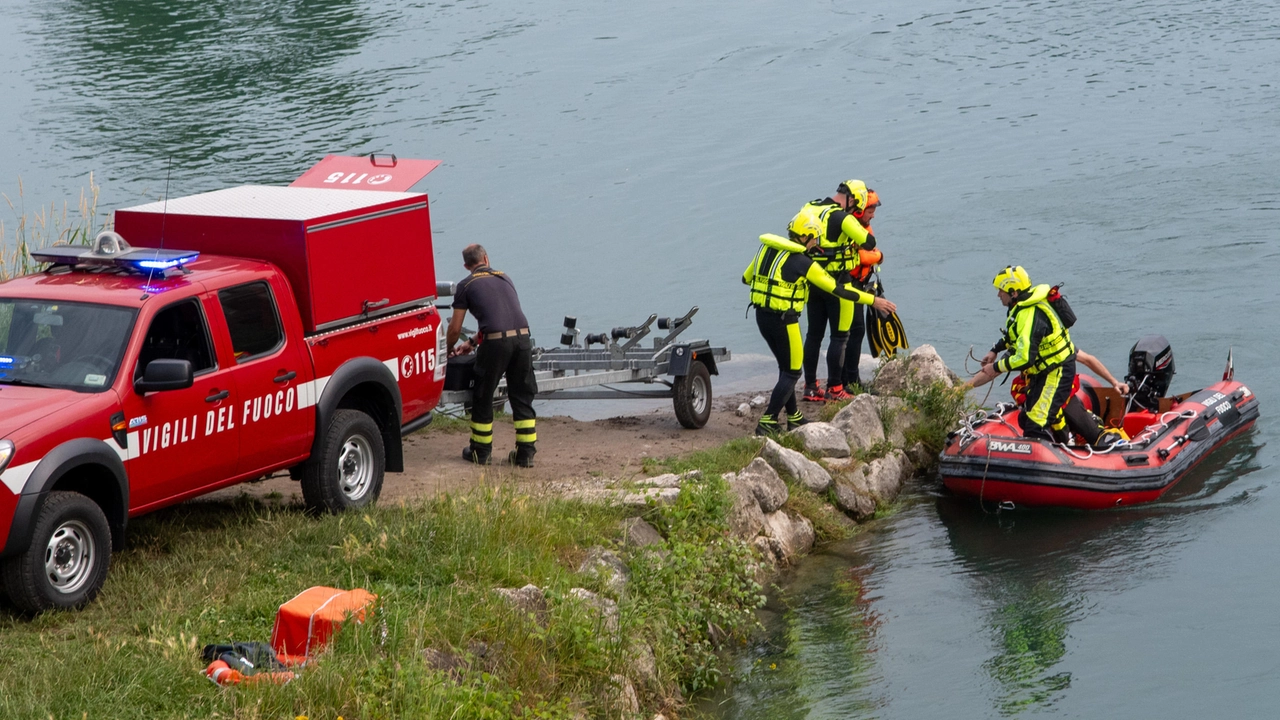 Vigili del fuoco e sommozzatori al lavoro in un fiume (Foto archivio) Vigili del fuoco e sommozzatori al lavoro in un fiume (Foto archivio)