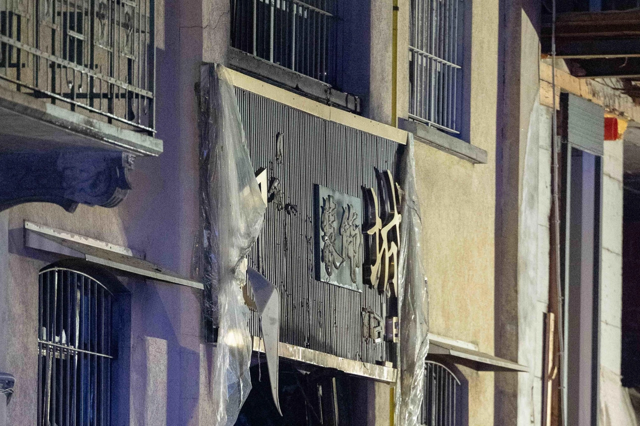 L'esterno dell'emporio di articoli cinesi andato a fuoco in via Ermenegildo Cantoni