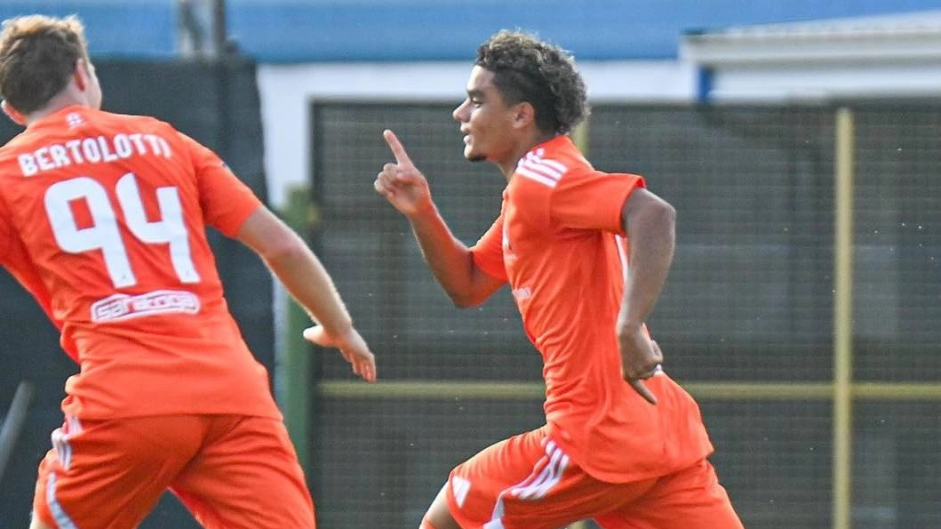 Jonathan Pitou, 21 anni, festeggia la rete decisiva segnata contro la Triestina Jonathan Pitou, 21 anni, festeggia la rete decisiva segnata contro la Triestina