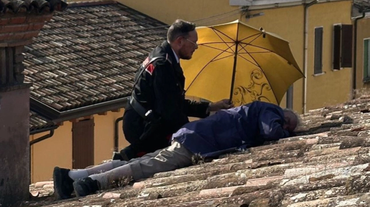 I carabinieri sono intervenuti per salvare l'anziano salito sul tetto di casa