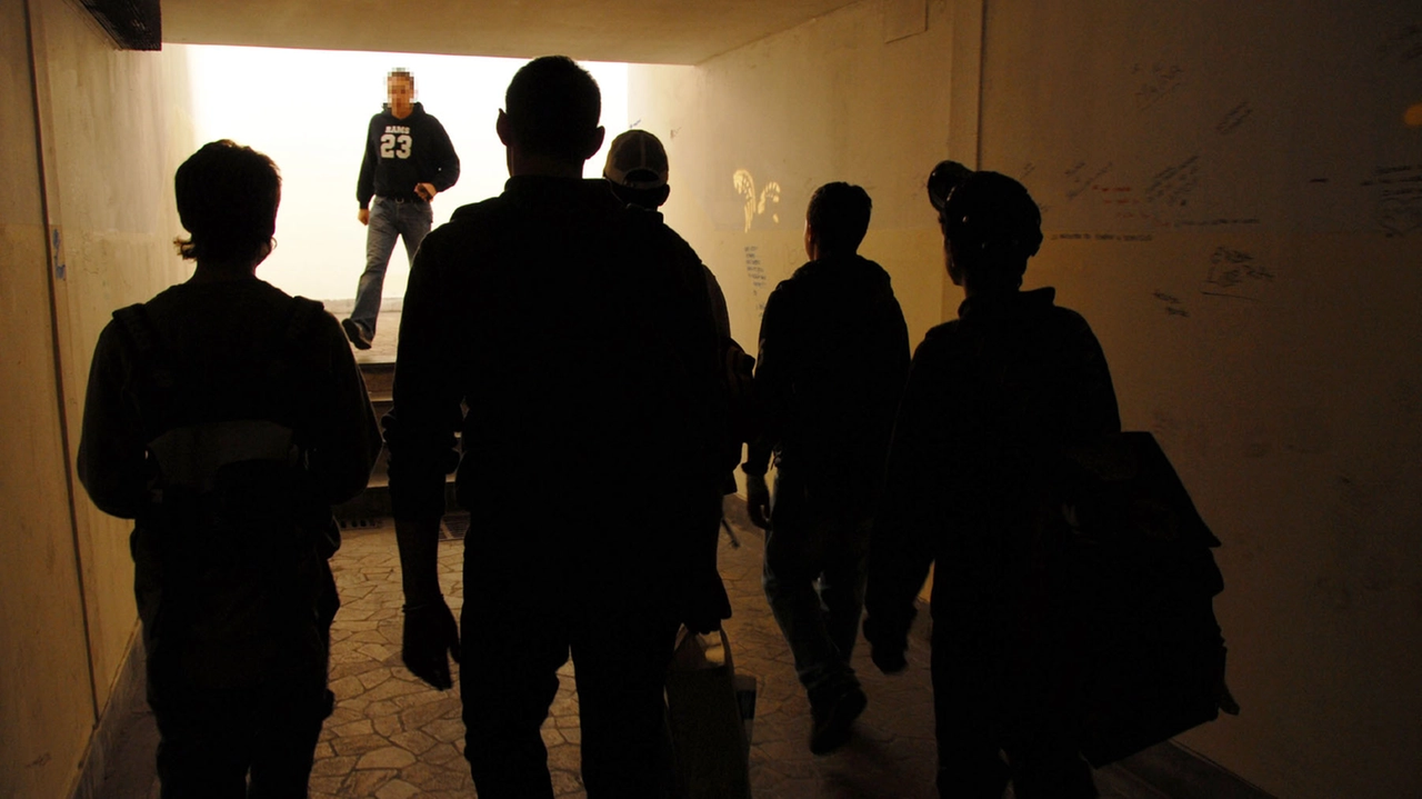 Baby gng in azione: il primo episodio il 9 giugno scorso, quando il padre di un adolescente di 13 anni, si è recato alla stazione carabinieri di Treviglio per la denuncia Baby gng in azione: il primo episodio il 9 giugno scorso, quando il padre di un adolescente di 13 anni, si è recato alla stazione carabinieri di Treviglio per la denuncia