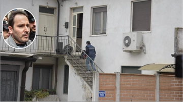 Garlasco, blitz dei carabinieri in casa di Andrea Sempio e dei genitori. Si cerca l’arma del delitto in un campo