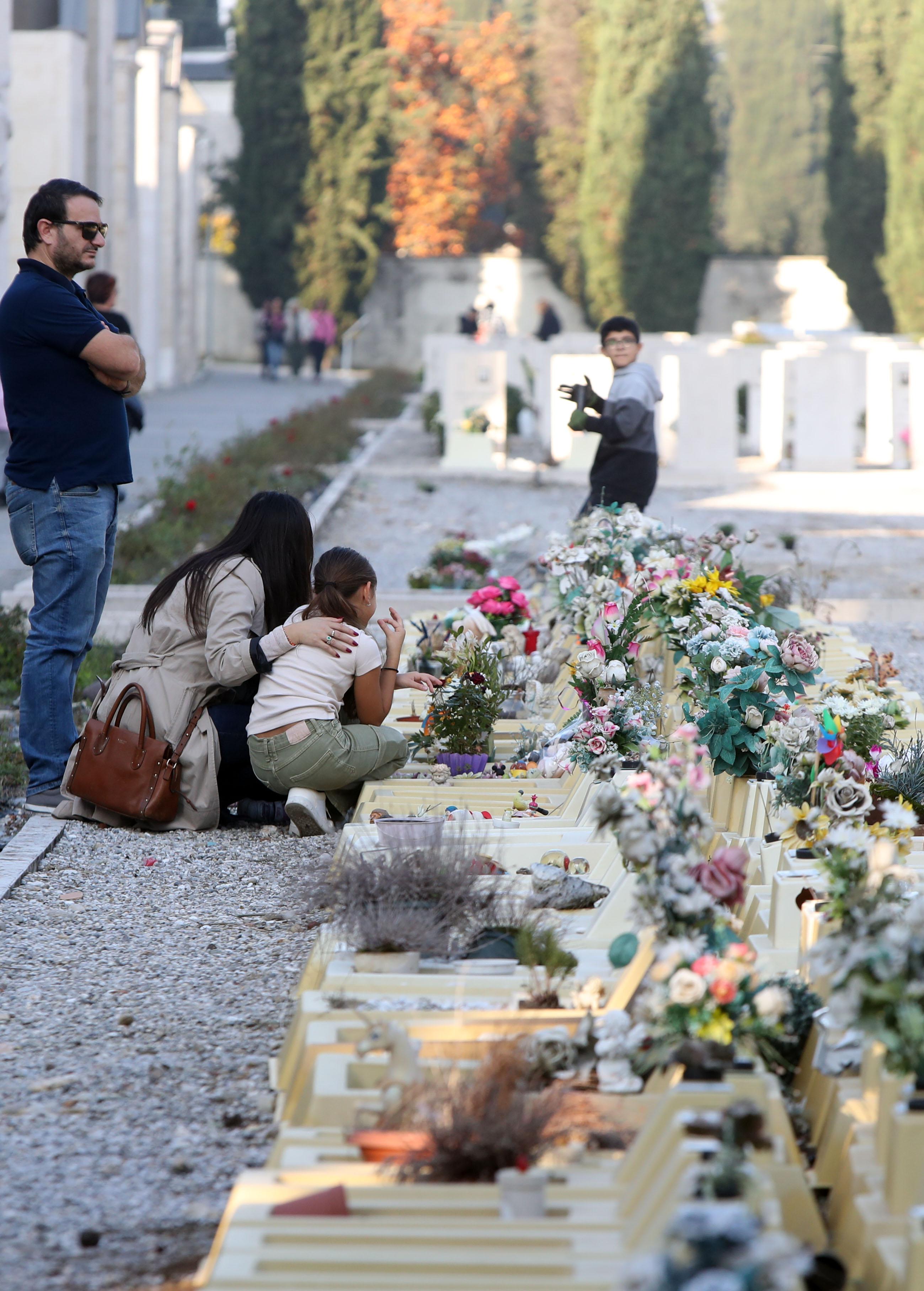 Brescia, cimitero dei bimbi mai nati e i feti riesumati. Il dolore dei genitori e le due condanne chieste dalla Procura