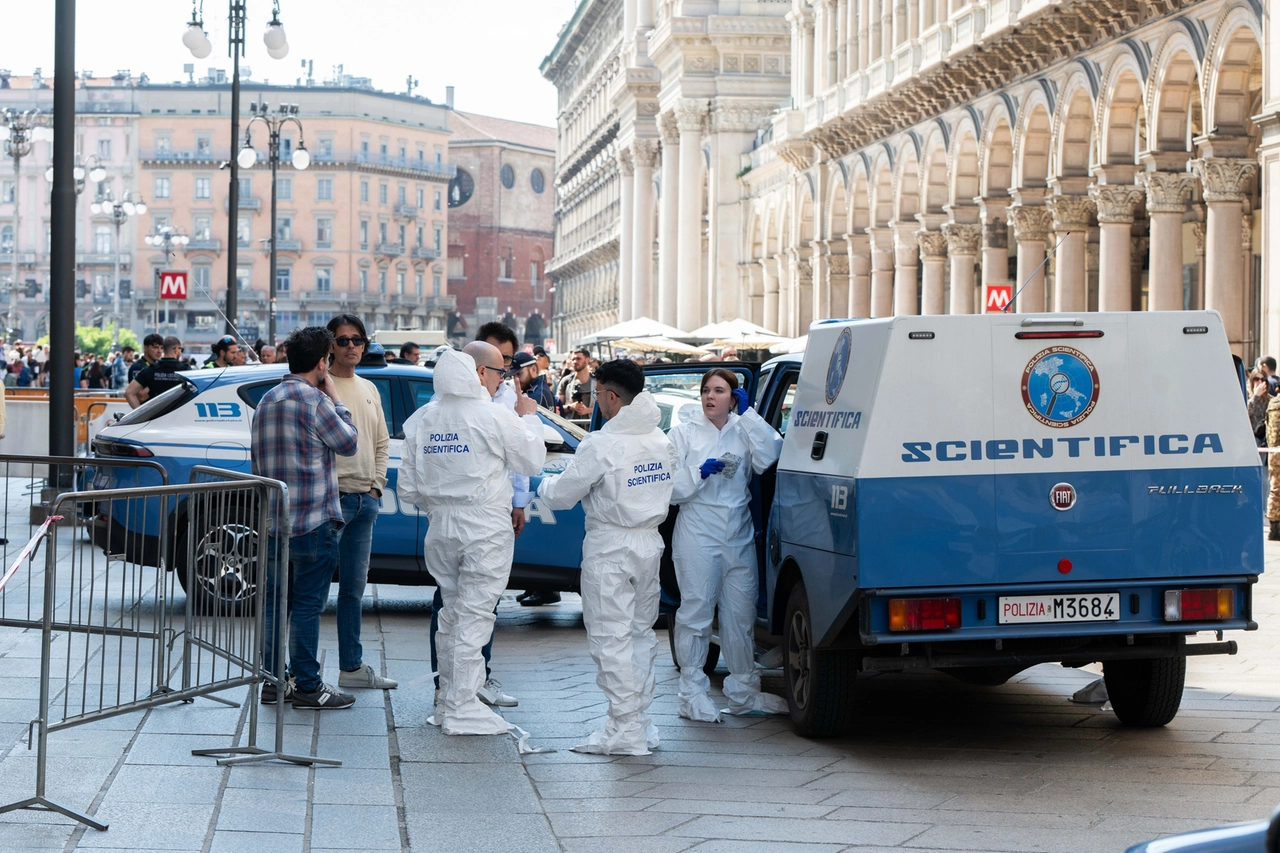 L'intervento della Scientifica della Polizia in piazza Duomo