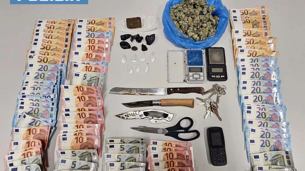 Droga in grandi quantità, armi e contante sequestrati dagli agenti del commissariato Droga in grandi quantità, armi e contante sequestrati dagli agenti del commissariato