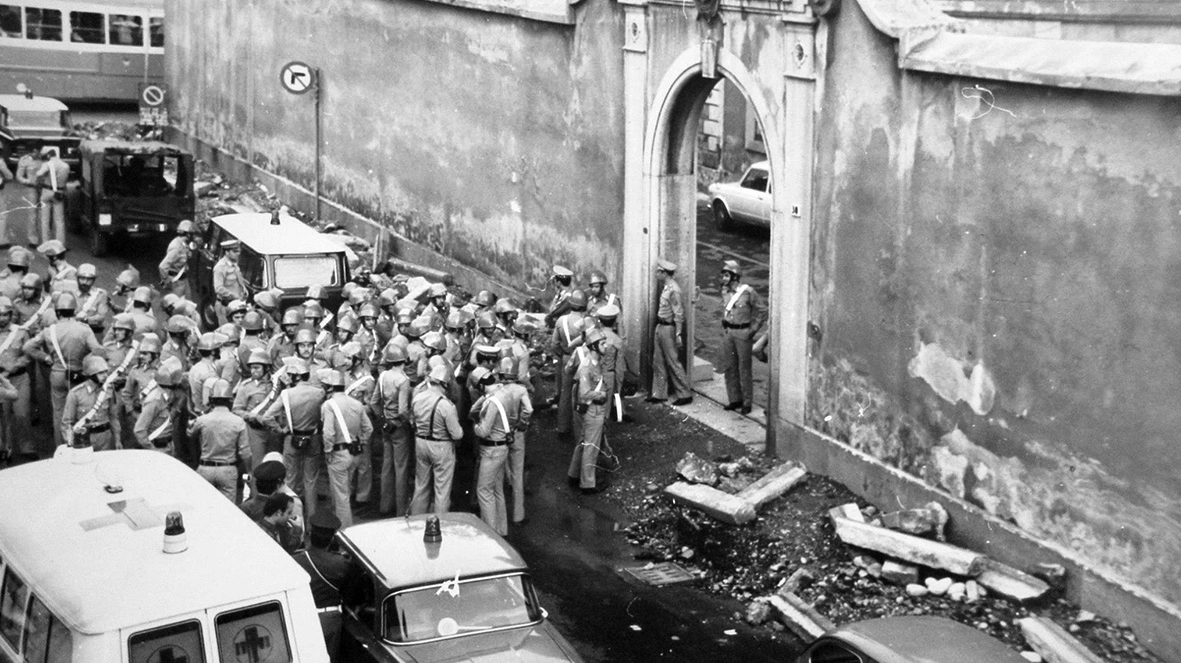 A sinistra un’immagine della rivolta al carcere di via Mentana del 1975 (foto Ferranti) e in alto a destra l’interno dell’edificio immortalato di recente (foto Rossi) A sinistra un’immagine della rivolta al carcere di via Mentana del 1975 (foto Ferranti) e in alto a destra l’interno dell’edificio immortalato di recente (foto Rossi)