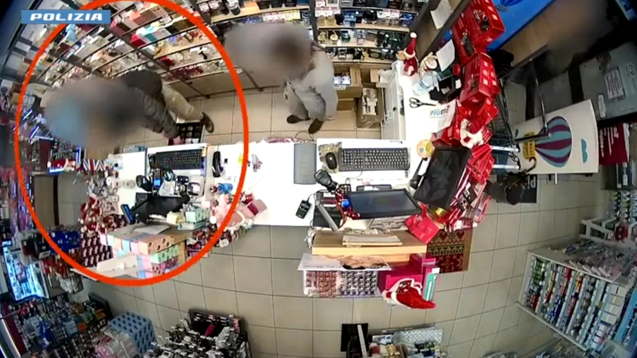 Frame video della polizia di una rapina in farmacia