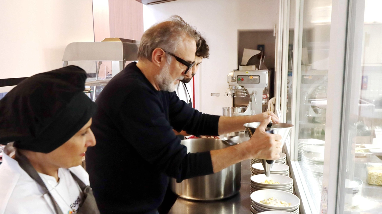 Lo chef Massimo Bottura ha fondato “Food for Soul“ attiva in più Paesi "Recuperiamo il surplus e lo rendiamo accessibile a chi è in difficoltà". Lo chef Massimo Bottura ha fondato “Food for Soul“ attiva in più Paesi "Recuperiamo il surplus e lo rendiamo accessibile a chi è in difficoltà".