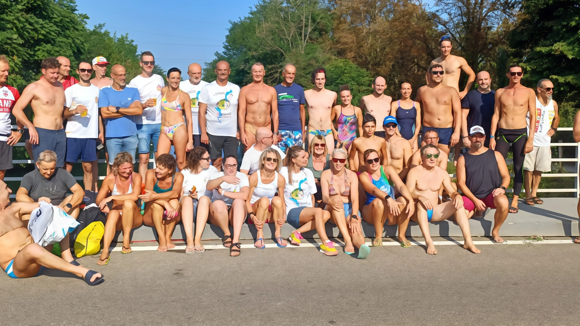 Record di partecipanti alla "Traversata dei caimani" 2024 nel canale Villoresi: 66 nuotatori hanno affrontato i due chilometri del percorso a Nerviano. Vittoria per Giovanni Brazzale e Rosella Rogora. Finale a sorpresa con tuffo nel canale. Record di partecipanti alla "Traversata dei caimani" 2024 nel canale Villoresi: 66 nuotatori hanno affrontato i due chilometri del percorso a Nerviano. Vittoria per Giovanni Brazzale e Rosella Rogora. Finale a sorpresa con tuffo nel canale.